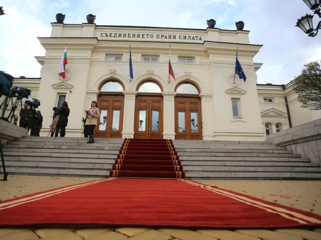 Народното събрание: Негативна енергия, тайни тунели и зловещи легенди
