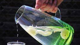 Лимоновата вода вреди на зъбите, ето как да я пиете безопасно