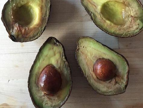 Ако авокъадото покафенее: Развалено ли е и можели да ке яде?