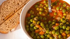 Вкусни чушки с доматен сос и грах яхния за постите