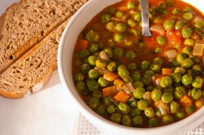 Вкусни чушки с доматен сос и грах яхния за постите