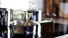 Пет вида съдове, които не трябва да се използват върху стъклокерамичните плотове