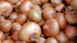 Защо да не изхвърляме обелките от лук и за какво да ги използваме?