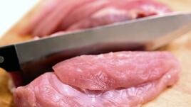 Как да нарежем месото преди готвене, за да не стане жилаво
