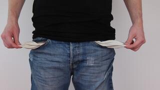 Финансовият стрес „състарява“ мозъка, безпаричието удря паметта