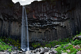 Това е Svartifoss, или Черният водопад в превод от исландски. Намира се в национален парк...