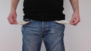 Финансовият стрес „състарява“ мозъка, безпаричието удря паметта